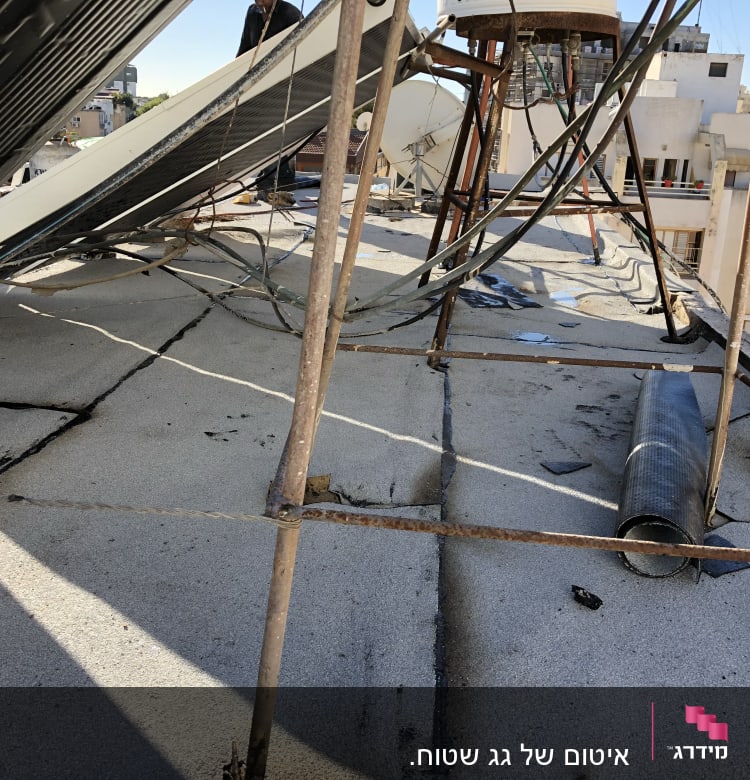 גג עם יריעות איטום מגולגלות וחיבורים חשופים